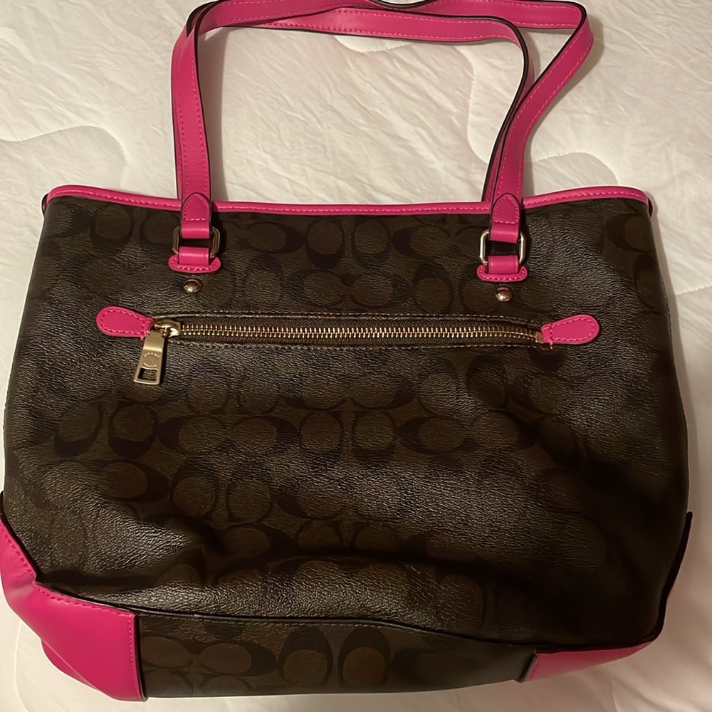 Medium Coach Shoulder Bag. - Picture 3 of 7